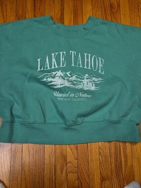 Old Navy L Lake Tahoe Graphic Cropped Sweatshirt